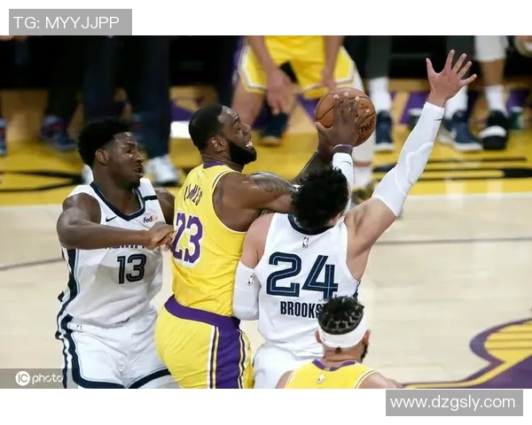 2019年湖人队与灰熊队激战回顾:经典对决与精彩瞬间分析 2019年湖人队与灰熊队激战回顾:经典对决与精彩瞬间分析