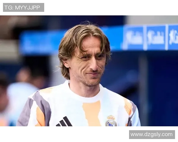 莫德里奇:足球场上的指挥官与传奇中场的辉煌历程 莫德里奇:足球场上的指挥官与传奇中场的辉煌历程