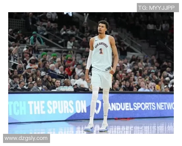 文班亚马首场比赛表现抢眼五次盖帽和隔扣字母哥引发热烈讨论